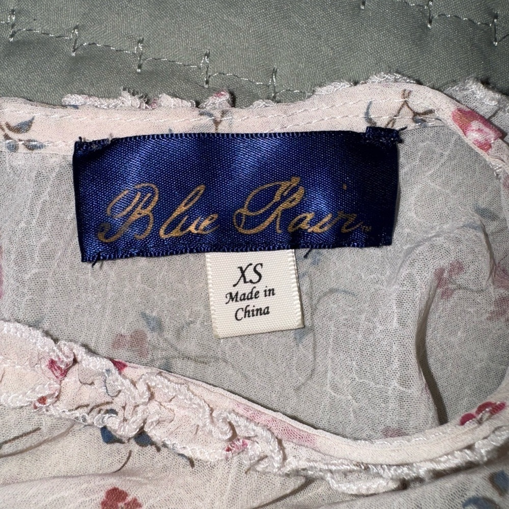Blue Rain Floral Blouse Francesca’s- Cream and Pink floral. Size XS. VVGUC - Picture 3 of 9